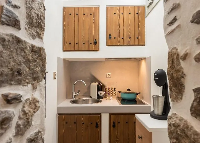 Marina's Traditional Stone House Feriehus